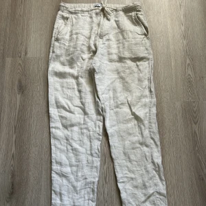 Linnebyxor  - Linnebyxor från zara, har inte använts mycket. 105cm i längd, 84cm i midja.