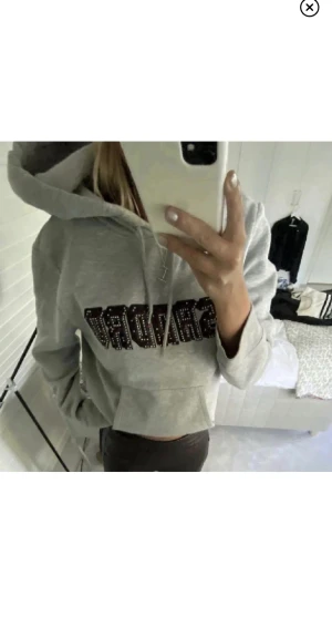 Sandro hoodie  - Säljer denna super fina hoodien från sandro eftersom den inte kommer till nån användning för mig💕och köpte den här på Plick så den har några små sminkfläckar då jag inte vågar tvätta den i tvättmaskinen💕