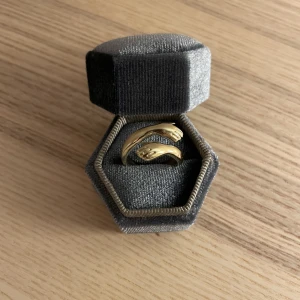 Ring  - Ring. Nyskick, använd en gång. Köpare står för frakt. Kontakta vid intresse