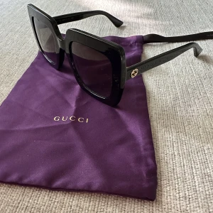 Gucci solglasögon  - Solglasögon från gucci artikel nr: GG0328S 001. Köpt på misterspex 2021 för 1978kr. Kvitto finns. Har lite repor på sig därav det extra låga priset