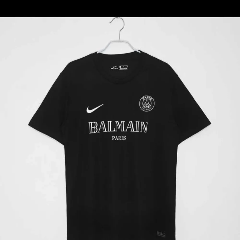 Den exklusiva Balmain X Paris Saint Germain i färgen svart finns i storlek S. T-shirts.