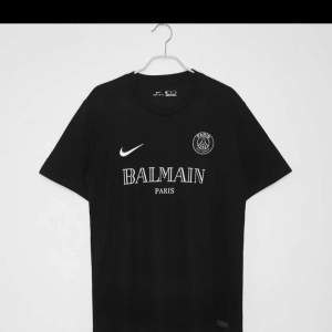 Den exklusiva Balmain X Paris Saint Germain i färgen svart finns i storlek S