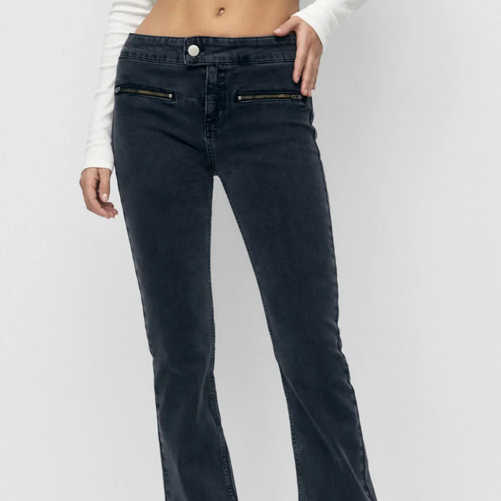 Supercoola svarta byxor med en dragkedja detalj på framsidan. Enbart andvänt en gång och är superfina och coola till sommaren 💗. Jeans & Byxor.