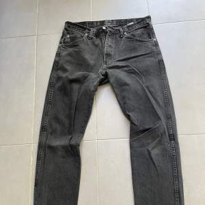 Snygga Wrangler jeans 34/32