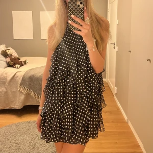 Drömmig volangklänning - Världens finaste mörkblåa klänning!! Köpt för nått år sen på barnavdelningen i storlek 146/152 men motsvarar XS skulle jag säga!💙(osäker på om jag vill sälja)