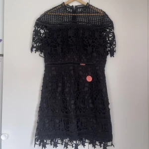 Svart spetsklänning  - Super söt svart spetsklänning aldrig använd! Perfekt till fest, dop m.m
