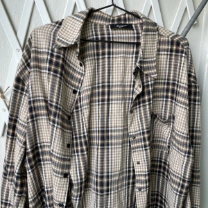 Skjorta - Jättefin skjorttröja. Den skulle passa bra under sommaren/sensommaren då den har ett ganska svalt tyg.   Den har storleken L, men skulle lika gärna funka som oversize för de som har mindre storlekar.   Jag säljer den för att jag aldrig har använt den. 