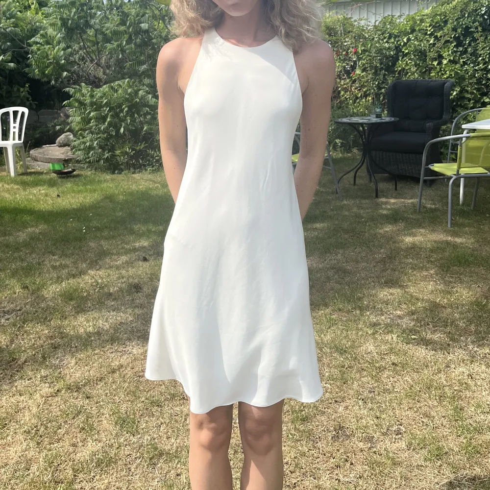 Säljer min suuuperfina vita klänning från Zara som jag köpte 2018 men bara använt en gång, den är så smickrande och verkligen en perfekt midsommarklänning✨🤍🤍. Klänningar.