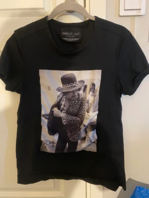 limitato  - en svart limitato tröja säljes  9/10 skick  storlek xs  låda och papper finns skickas med!  skriv om du har frågor !  