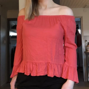 Rosa topp med utsvängda ärmar - H&M - Rosa topp med ”volanger” nertill och i ärmarna. Säljer pga att den är förliten för mig. Endast använd några få gånger