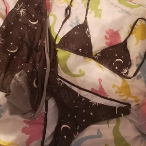 Bikini - Mörkbrun bikini med måne och stjärnor, står storlek L men liten i storleken så uppskattar till en M