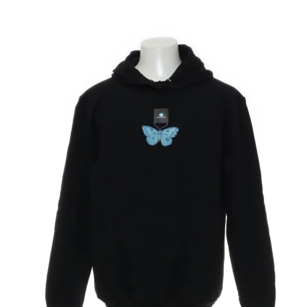 En svart hoodie ifrån The cool elephant i modellen Viventem. Köptes för 600kr säljer för 250kr + frakt . Pris kan diskuteras ❤️. Hoodies.