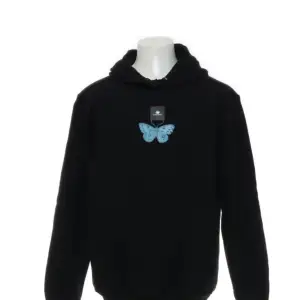 En svart hoodie ifrån The cool elephant i modellen Viventem. Köptes för 600kr säljer för 250kr + frakt . Pris kan diskuteras ❤️