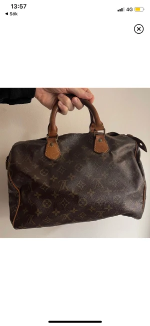Louis Vuitton - Säljer min Vintage Louis Vuitton Speedy i storleken 35. Slitage men i fint skick och fungerar utmärkt. Lås följer med!  Skriv för fler bilder! 💕Kan tänka mig gå ner i pris vid snabb affär!