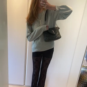 Kashmir tröja - As najs stickad tröja i 100% Kashmir!!!😍😍 Finaste ljusgröna/ljusblå färgen som är perfekt till sommaren!!! Perfekt till ett par slitna jeansshorts!!!💗💗Nypris ca 1 500kr