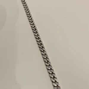 Silver halsband - Silver kedja/halsband, äkta silver ca 45 cm lång. Har till och med silverstämpel!!  Pris kan sänkes vid snabb affär!