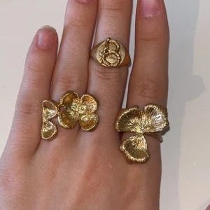 ioaku liknande ringar - säljer dessa tre jättefina ringar💕säljer alla tre för 150 eller en för 80, osäker på storleken men passar mig som har 16,5-17