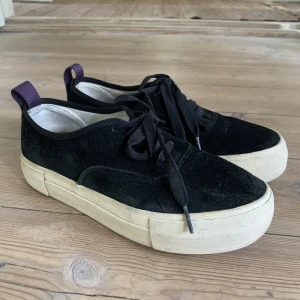 Eytys - Snygga eytys i mocka/läder. Har lite platå. Fräscht skick inga fel eller skador🌸 strl 39, ej kartong därav pris