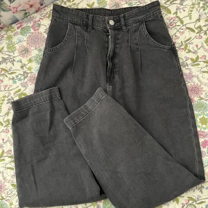 Mom jeans - Gråa Mom jeans från H&M, har använt två gånger. 