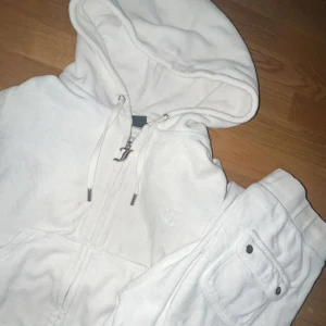Juicy couture - Säljer mitt vita juicy set äkta i strl XS pga flytt städning🩷 fint skick men inte ny, pris för hela setet o går o diskutera vid snabb affär! Mvh