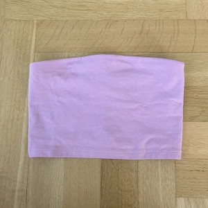 Ljusrosa tubetop - Jättefin tubtopp från Gina Tricot, den är jättemjuk och som ny! Nypris 149kr🌺GRATIS FRAKT I 14 DAGAR MED KÖP NU, HÖR AV DIG OM DU VILL KÖPA!