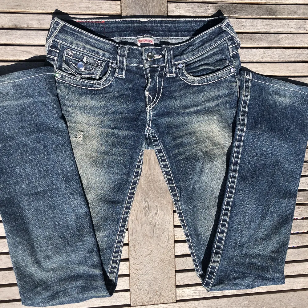 Ett par jättefina true religion jeans med diamanter på. Köpta här på Plick för någon månad sedan och säljer då dem inte passade. Innerbenslängd 77,storlek 24, midjemått 73 och raka ben. Diamanterna på bakfickorna har ramlat av fast man kan limma på nya:). Jeans & Byxor.