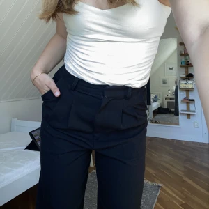 Högmidjade kostymbyxor - 🖤högmidjade, utsvängda kostymbyxor: en klassiker! Passar en storlek XS-S beroende på önskar passform. Frakt tillkommer!