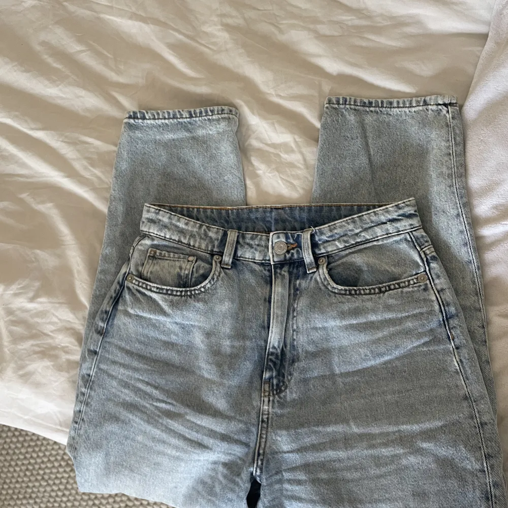 Superfin ljus färg på dessa mom jeans. Använda men i väldigt gott skick🌸. Jeans & Byxor.