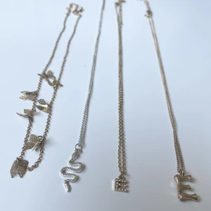 Halsband - 4 halsband från ullared och ur och penn för 100kr. Halsbanden kan justeras mellan 42-50 cm. Tryck gärna på köp nu det finns kvar tills det står såld på annonsen😊 En av fjärilarnas vingar har gått av men det är inget man tänker på när man har på sig det🌸