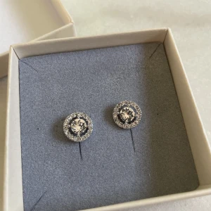 Lily and rose - Örhänget från Lily and rose, helt oanvända. Säljer på grund av att jag inte använder silversmycken