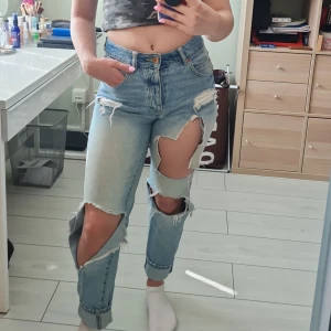 Ljusa jeans med hål - Ljusa jeans perfekta till sommaren! Mina gamla favvojeans som blivit för små. Väl använda, syns lite på knapparna att färgen försvunnit. 