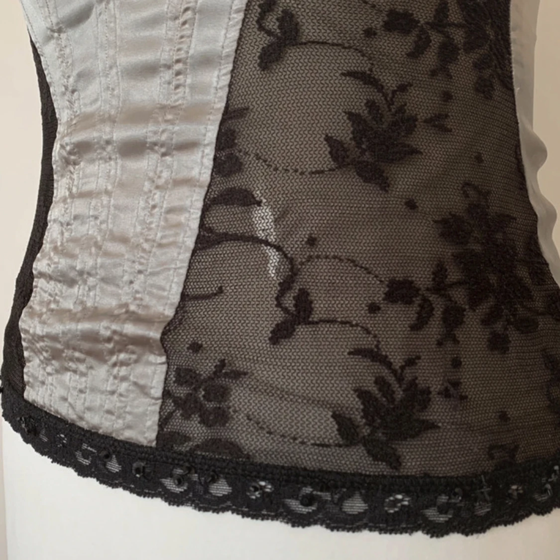 Topp i silver och svart med spets! - 91