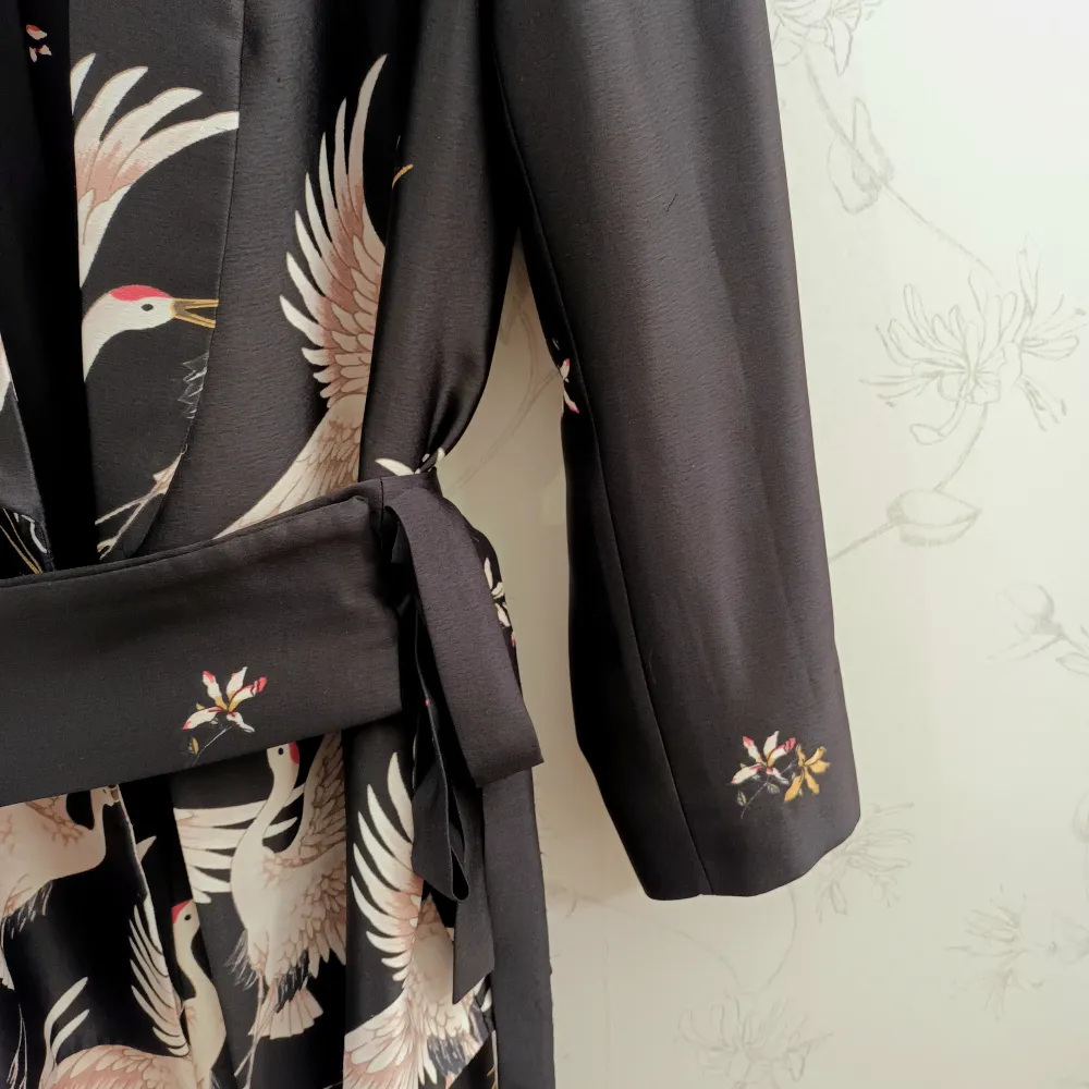 ☀️FÖRST TILL KVARN☀️ Kimono inspirerad kavaj set från ZARA. Ger en elegant siluett och en obi insererad bälte medföljer för att komplettera looken. Svart lyxig hal satin tyg med tranor som mönster. Vill bli av med ASAP!🩷. Kostymer.