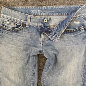 Lågmidjade jeans Guess i jättebra skick! Sitter perfekt i längden på mig som är 173cm, passar S/M.🌷