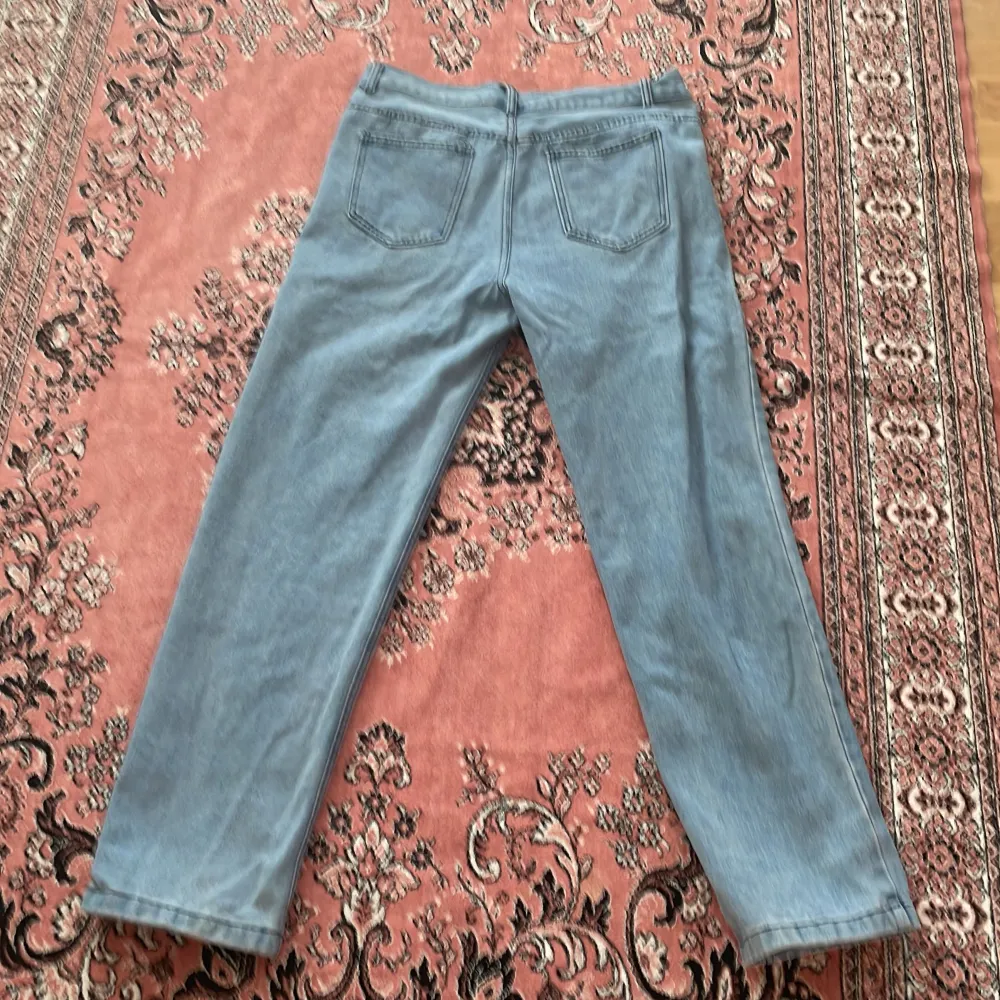 Säljer mina Revenge jeans för använder inte dem längre  Sitter bra på mig som är 178. Jeans & Byxor.