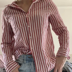 Skjorta  - Skjorta från H&M i storlek 34!  Använd ett fåtal gånger 