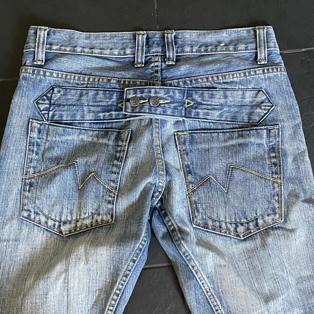 Ljusblå vintage jeans köpta secondhand💕 står 34 i byxorna men passar mer som en 38 eller 39/M. Säljer då jag inte använder de längre, bra skick!. Jeans & Byxor.