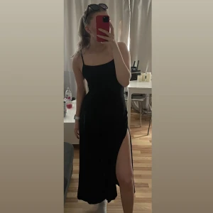 Klänning - Klänning med slits på höger ben, är 182 cm lång 