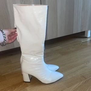 Stövlar med klaxk - Stövlar i ormskinnsliknande material från shein. Använda 2 gånger ungefär. I storlek 39 men fungerar för mig som har 38/37 så ganska små i storleken 