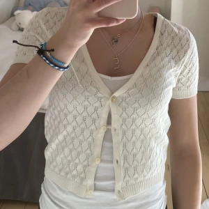 Jättesöt kofta - Supersöt vit stickad kofta. Prefekt till sommaren 