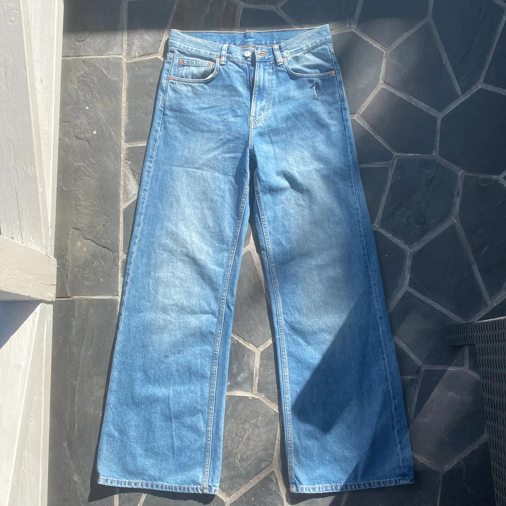 Säljer mina ett år gamla weekday jeans som tyvärr har blivit försmå.  Kostar 600kr ny men pga det lilla hacket vi högerfickan så går priset ner. Vid snabb handel kan priset diskuteras.😀. Jeans & Byxor.