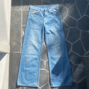 Weekday jeans  - Säljer mina ett år gamla weekday jeans som tyvärr har blivit försmå.  Kostar 600kr ny men pga det lilla hacket vi högerfickan så går priset ner. Vid snabb handel kan priset diskuteras.😀