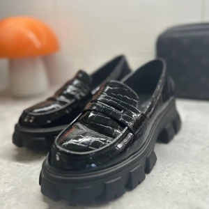 Loafers - Så sjukt coola Loafers, passar perfekt till att klä upp en outfit med exempelvis kostymbyxor! 300 ink frakt!                                      Hör av er vid frågor 💡💕