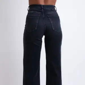 Svarta raka jeans från madlady. Storlek 38 i midjan och 32 i längden. Inköpspris 600kr, mitt pris 200kr. Något urtvättade, inte längre kolsvarta. 
