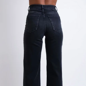 Svarta raka jeans - Svarta raka jeans från madlady. Storlek 38 i midjan och 32 i längden. Inköpspris 600kr, mitt pris 130kr. Något urtvättade, inte längre kolsvarta. 