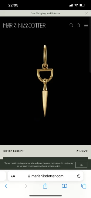 Maria Nilsdotter  - Kollar intresset på detta örhänge fråga Maria Nilsdotter! Hade kunnat byta mot silver också. Det är spår av användning men det kostar inte mycket att fixa om det💖 Nypris:2500