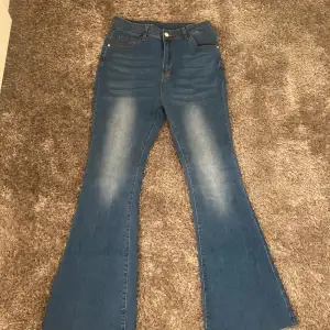 Blå jeans, oanvända, i storlek M