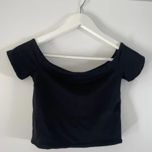 Svart off shoulder topp - En svart off shoulder topp från zara i typ baddräkts material, sparsamt använd. Köpare står för frakt, kontakta mig för fler bilder✨