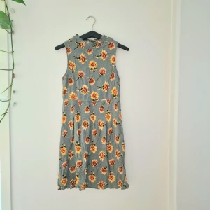 Sunflower dress mintgrön  - Var solen för denna mintgröna klänning med solrosor 🌻 Aldrig använd