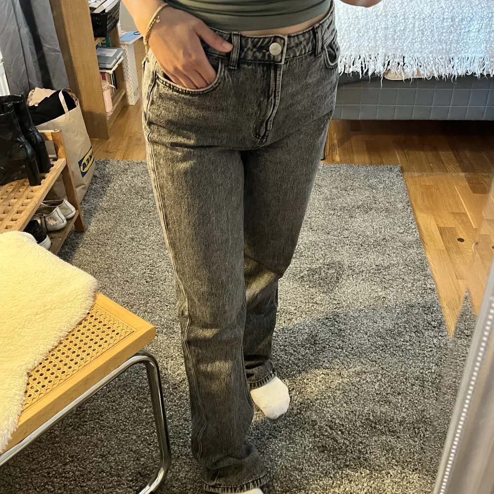 Gråa raka jeans i nyskick. Jättesnygga men tyvärr för stora och för långa på mig så använda 1 gång typ. Storlek M . Jeans & Byxor.
